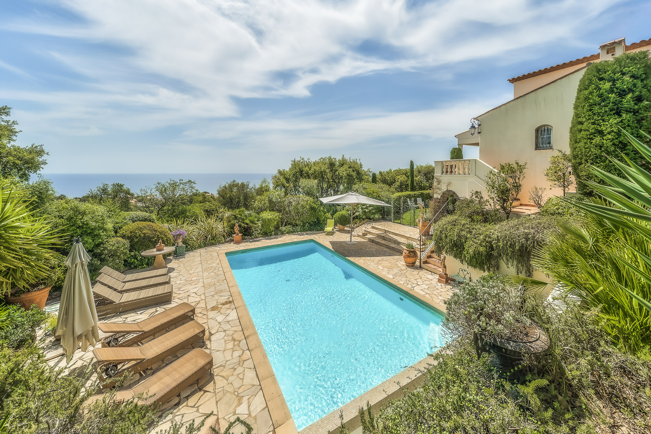 Photographie de location saisonnière d'un villa avec piscine