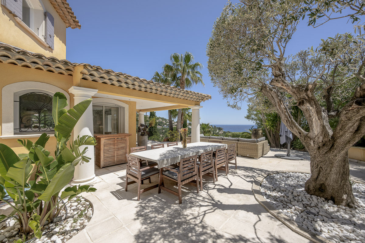 Vue sur la terrasse extérieure de la villa