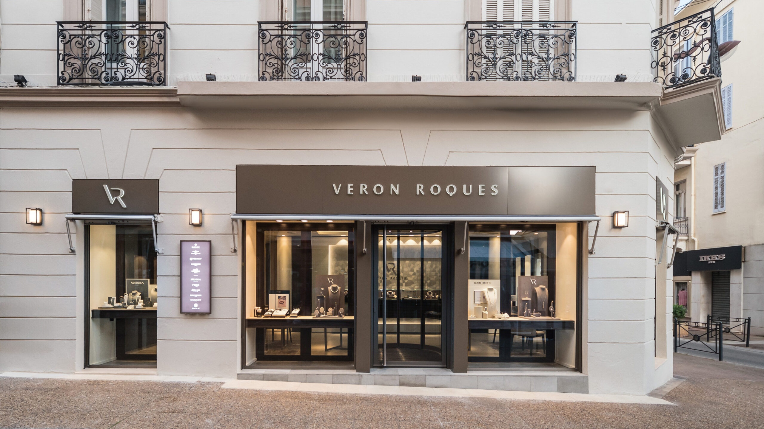 Photographie de la vitrine de la bijouterie horlogerie